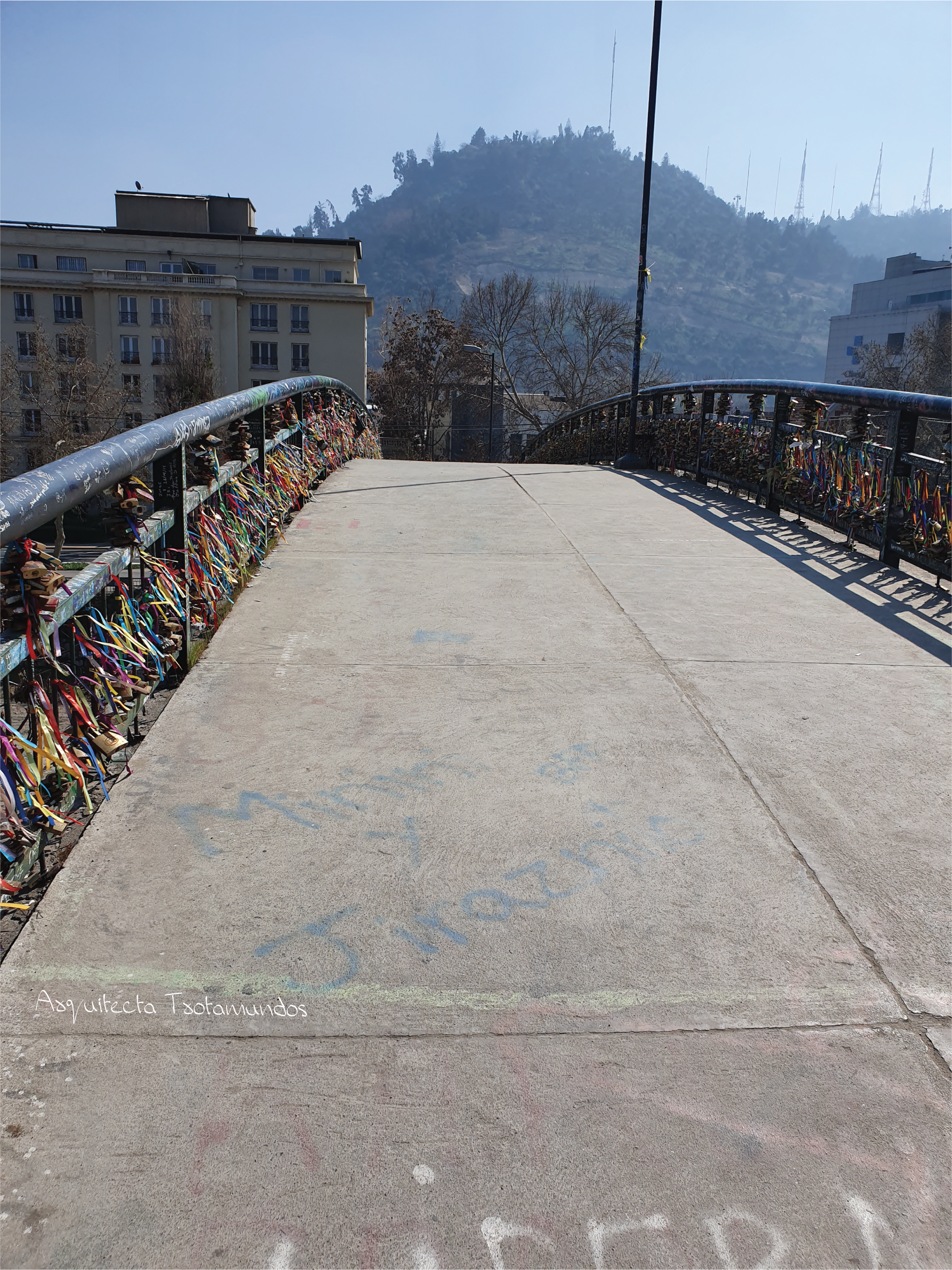 Puente peatonal Condell, vista del pavimento y curvatura