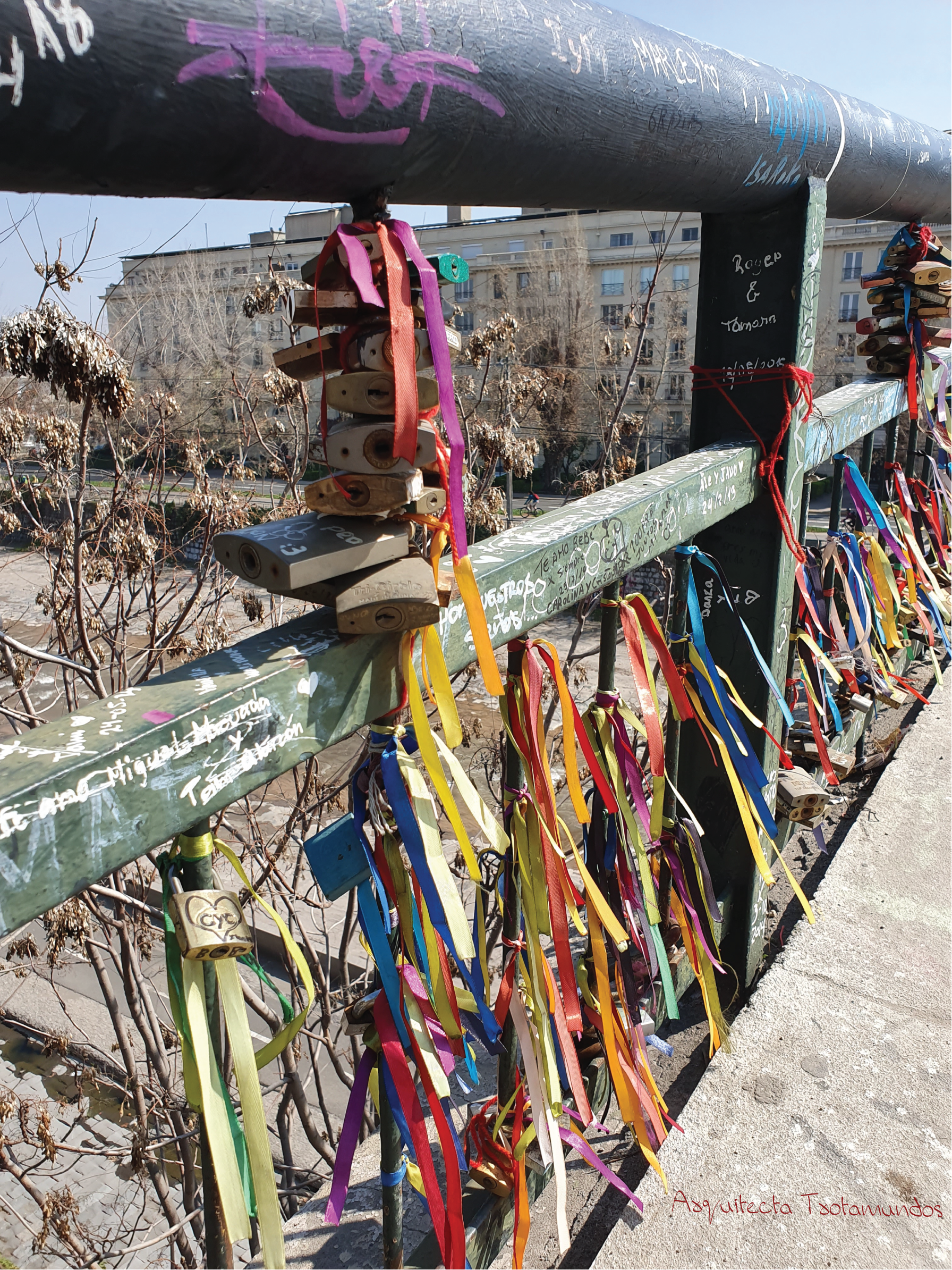 Candados en el Puente peatonal Condell