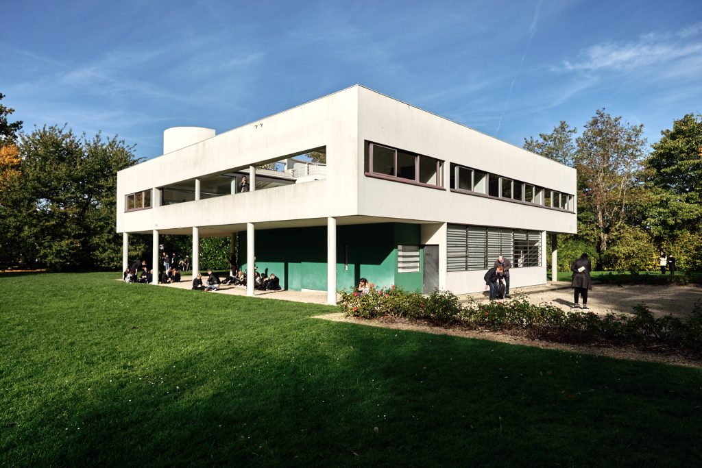 Vista exterior de la Villa Savoye. Autor: August Fischer vía Flickr, Licencia: CC BY-ND 2.0.