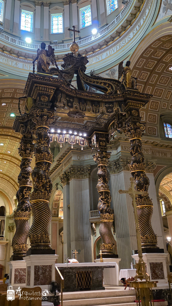 Baldaquino neobarroco inspirado en Bernini, interior de la Catedral María Reina del Mundo.