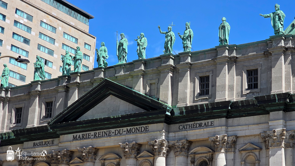 Estatuas de los santos patronos en la fachada de la Catedral de Montreal.