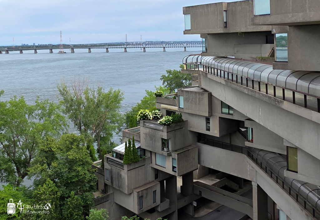 Vista de las Terraza-jardín privada en departamentos de Habitat 67, Montreal.
