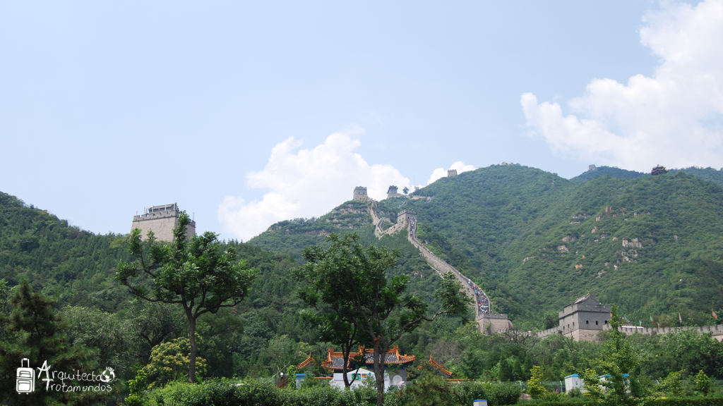 Vista panorámica de la Gran Muralla China serpenteando sobre las montañas cerca de Beijing.