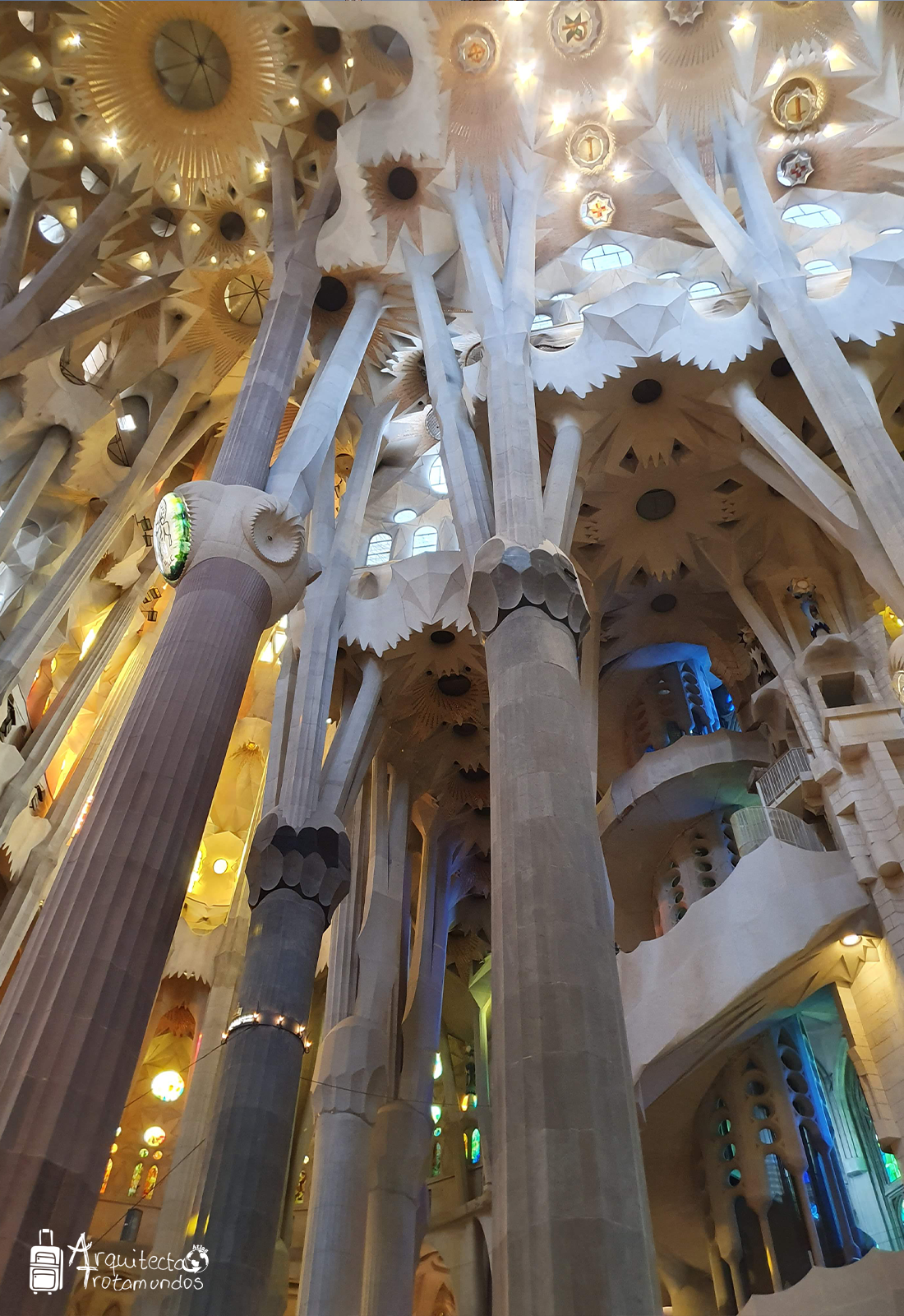 Interior de la Sagrada Familia con sus columnas que imitan un bosque de piedra.