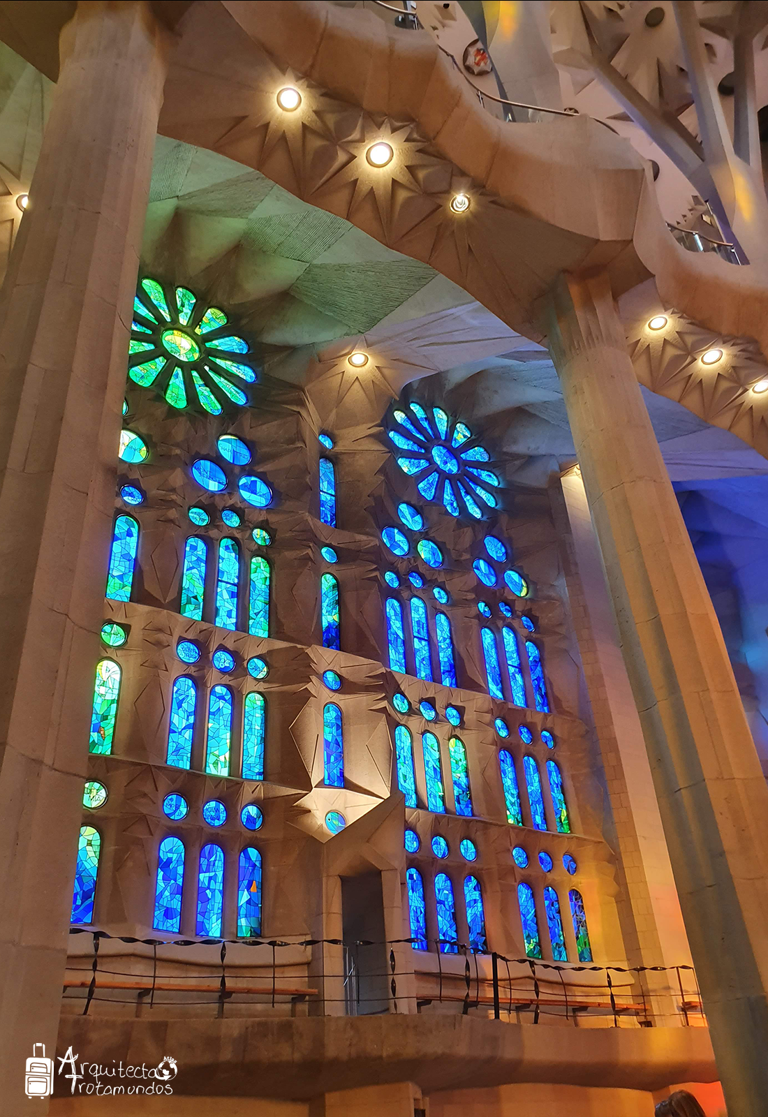 Luz del atardecer entrando por los vitrales de tonos fríos de la Sagrada Familia.