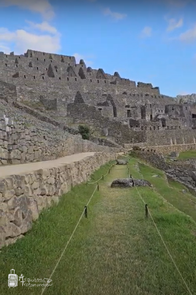 Caminos delimitados en Machu Picchu. Foto propiedad de © Arquitecta Trotamundos