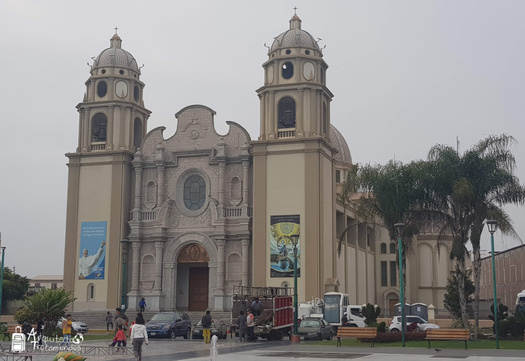 Fachada monumental de la Catedral Nuestra Señora del Carmen y San Pedro Apóstol en Nuevo Chimbote.
