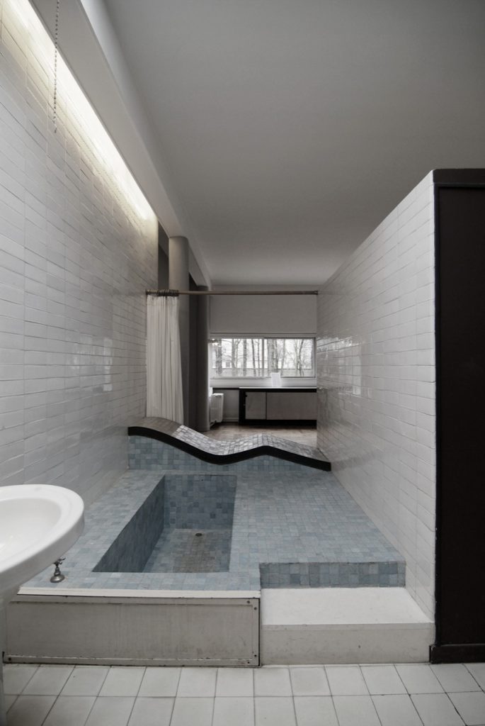 El icónico baño de la Villa Savoye, con su chaise longue de baldosas. Autor: scarletgreen vía Flickr, Licencia: CC BY 2.0.